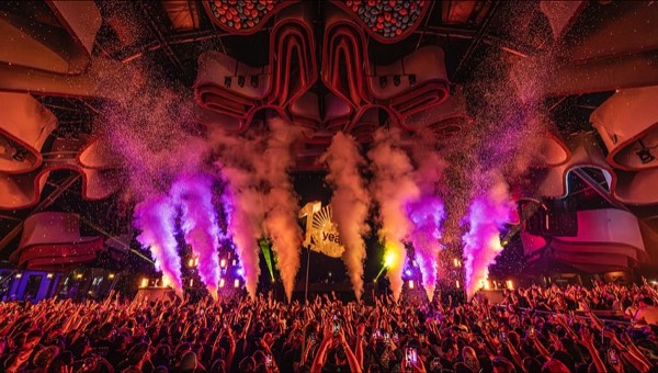 Pyro and confetti at Schillist show